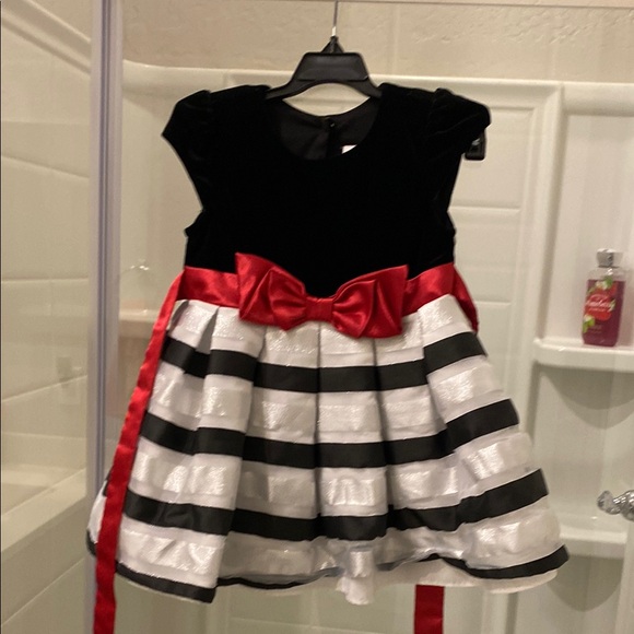 Elegant Black and White Striped Dress with Red Bow - Picture 1 of 3